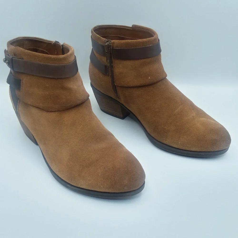 Clarks Ankle Boots Suede Leather Strap Accent Heel Booties‎ Size 7.5